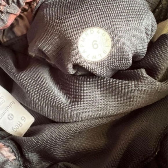 RARE Lululemon Hotty Hot Short II *2.5" Frosted Rose Multi / Melanite - Picture 3 of 3